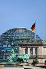 Berlin  Quadriga  Reichstagskuppel und Deutschlandfahne