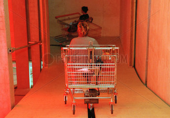 Geisterbahnfahrt in Einkaufswagen auf der Expo 2002