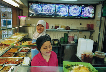Essensausgabe in einem Hawkerrestaurant mit indonesischer Kueche  Singapur