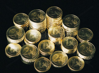 Euromuenzen im Wert von 1 und 2 Euro