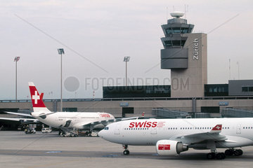 Flughafen Zuerich mit Flugzeugen der Swiss Air Lines
