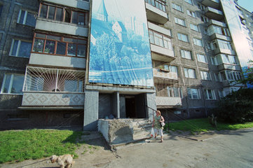 Eingang zum Treppenhaus eines Wohnblocks in Kaliningrad  Russland