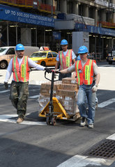 New York City  USA  drei Bauarbeiter auf der Strasse