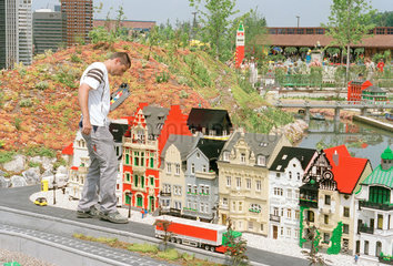 Mitarbeiter bei Kontrollarbeiten im deutschen Legoland