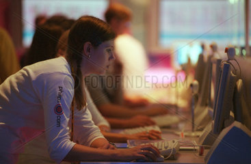 Berlin  Deutschland  Hostesse am Computer auf der IFA 2001