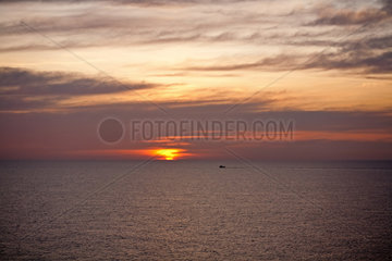 Spanien  Sonnenaufgang ueber dem Mittelmeer