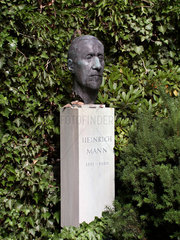 Berlin  Grabmal Mann auf Dorotheenstaedtischem Friedhof