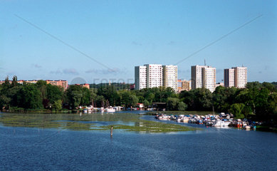 Potsdam  Wohnbloecke am Ufer der Havel