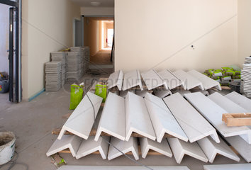 Berlin  Deutschland  Treppensegmente aus Beton liegen auf einer Baustelle