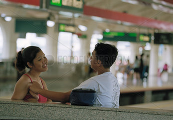 Ein junges Paerchen flirtet miteinander  Singapur