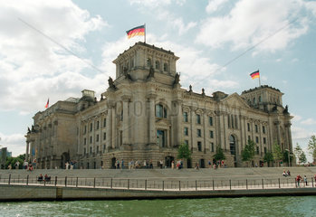 Die Nordseite des Reichstages von der Spree aus gesehen