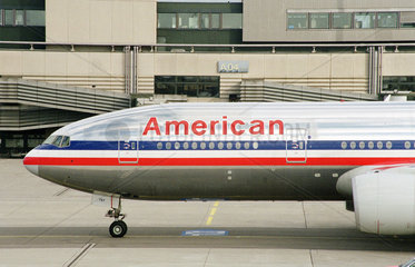 Zuerich  Schweiz  Flugzeug der American Airlines auf dem Weg zum Start