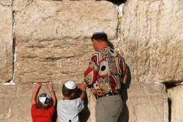 Auslaendische Juden beim Gebet an der Klagemauer.