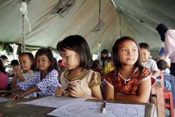 Bulus Kulon  Indonesien  Schulunterricht in einem Zelt