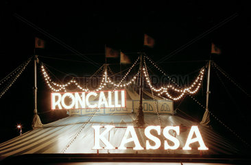 Beleuchtetes Schild des Zirkus Roncalli am Zirkuszelt