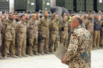 Mazar-e Sharif  Afghanistan  Verleihung der Nato Einsatzmedaille fuer Afghanistan