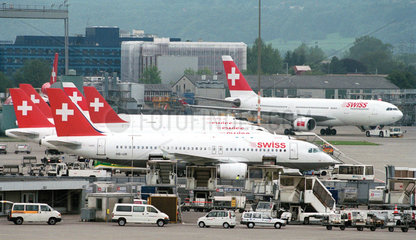 Flugzeuge der Swiss Air Lines auf ihren Parkpositionen