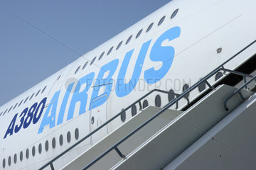 Berlin  Deutschland  Gangway zum Airbus A380