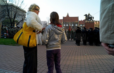 Kattowitz  Polen  Mutter und Tochter zum Unabhaengigkeitstag am Rande der Parade