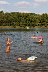 Wojnowko  Polen  Menschen am Badestrand eines Sees