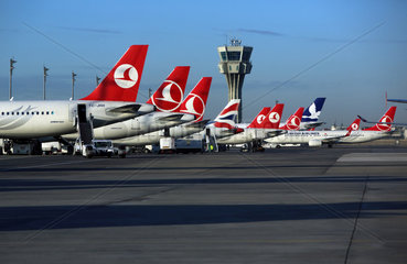 Istanbul  Tuerkei  Heckfluegel von Maschinen der Fluggesellschaft Turkish Airlines
