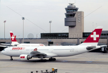 Flughafen Zuerich mit Flugzeugen der Swiss Air Lines