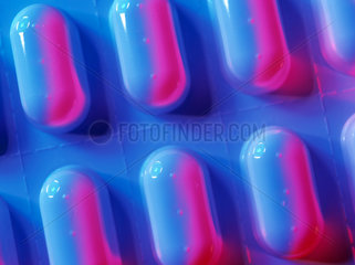 Tabletten in weisser Blisterpackung und farbigem Licht