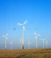 Windraeder zur Stromerzeugung inmitten von Feldern