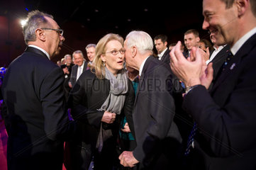 Berlin  Deutschland  Meryl Streep begruesst Richard von Weizsaecker auf der Berlinale 2012