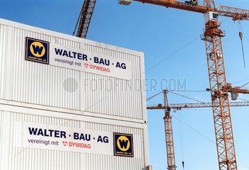 Baucontainer von Walter Bau und Dywidag mit Kraenen