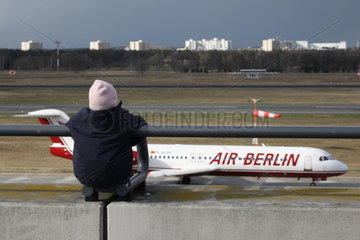 Berlin  Deutschland  Flugzeug der Fluglinie AirBerlin auf dem Flughafen Tegel