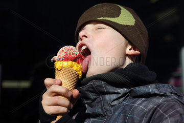 Berlin  Deutschland  Junge isst ein Eis