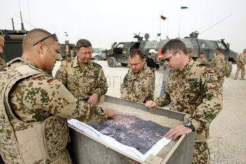 Masar-e Scharif  Afghanistan  Soldaten der ISAF-Truppe bei einer Lagebesprechung