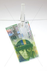 Berlin  Deutschland  50 Schweizer Franken an einer Waescheleine