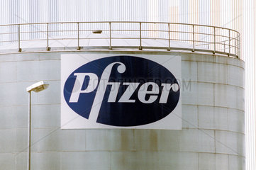 Logo des Pharmaunternehmens Pfizer an einem Tank