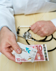 Arzt mit Versichertenkarte und Zehn Euro Schein