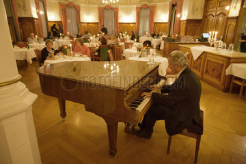 Sils Maria  Schweiz  Pianist spielt im Salon eines Hotels
