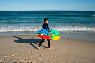 Sydney  Australien  Ein Surfer am Bondi Beach