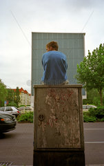Junge sitzt auf e. Verteilerkasten der Telekom  Berlin