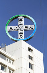 Berlin  Deutschland  Firmenlogo der Bayer AG auf einem Hausdach