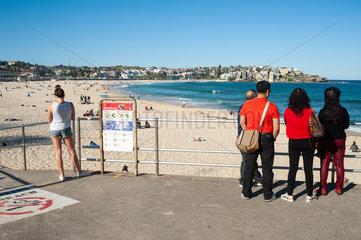 Sydney  Australien  Touristen am Bondi Beach