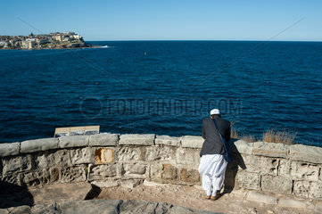 Sydney  Australien  Ein Tourist schaut auf die Bondi Bay