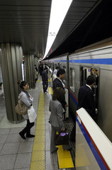 Tokio  Japan  Menschen steigen in eine U-Bahn ein