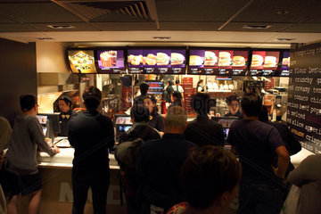 Hong Kong  China  Menschen in einer McDonalds-Filiale