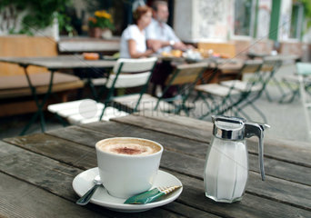 Berlin  Cappuccino in einem Strassencafe