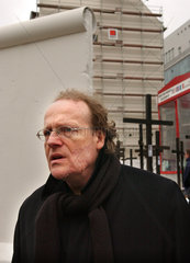 Berlin  Kultursenator Thomas Flierl (PDS)  am Mauerdenkmal am Checkpoint Charlie