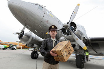 Schoenefeld  Deutschland  Pilot mit Care Paket vor einem Rosinenbomber