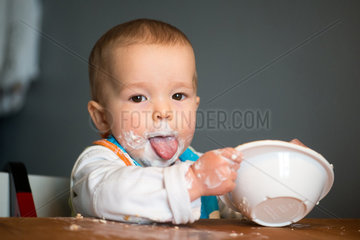 Berlin  Deutschland  ein Kleinkind mit Schnute isst Joghurt
