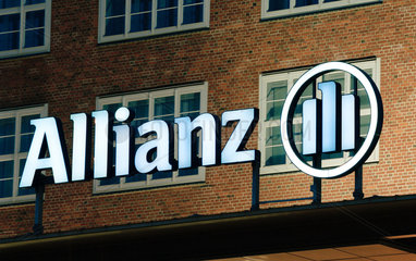 Logo der Allianz AG an den Treptowers in Berlin am Abend