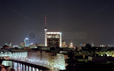Blick ueber Berlin Mitte bei Nacht